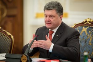 Порошенко поручил усилить охрану иностранных представительств после обстрела консульства Польши в Луцке